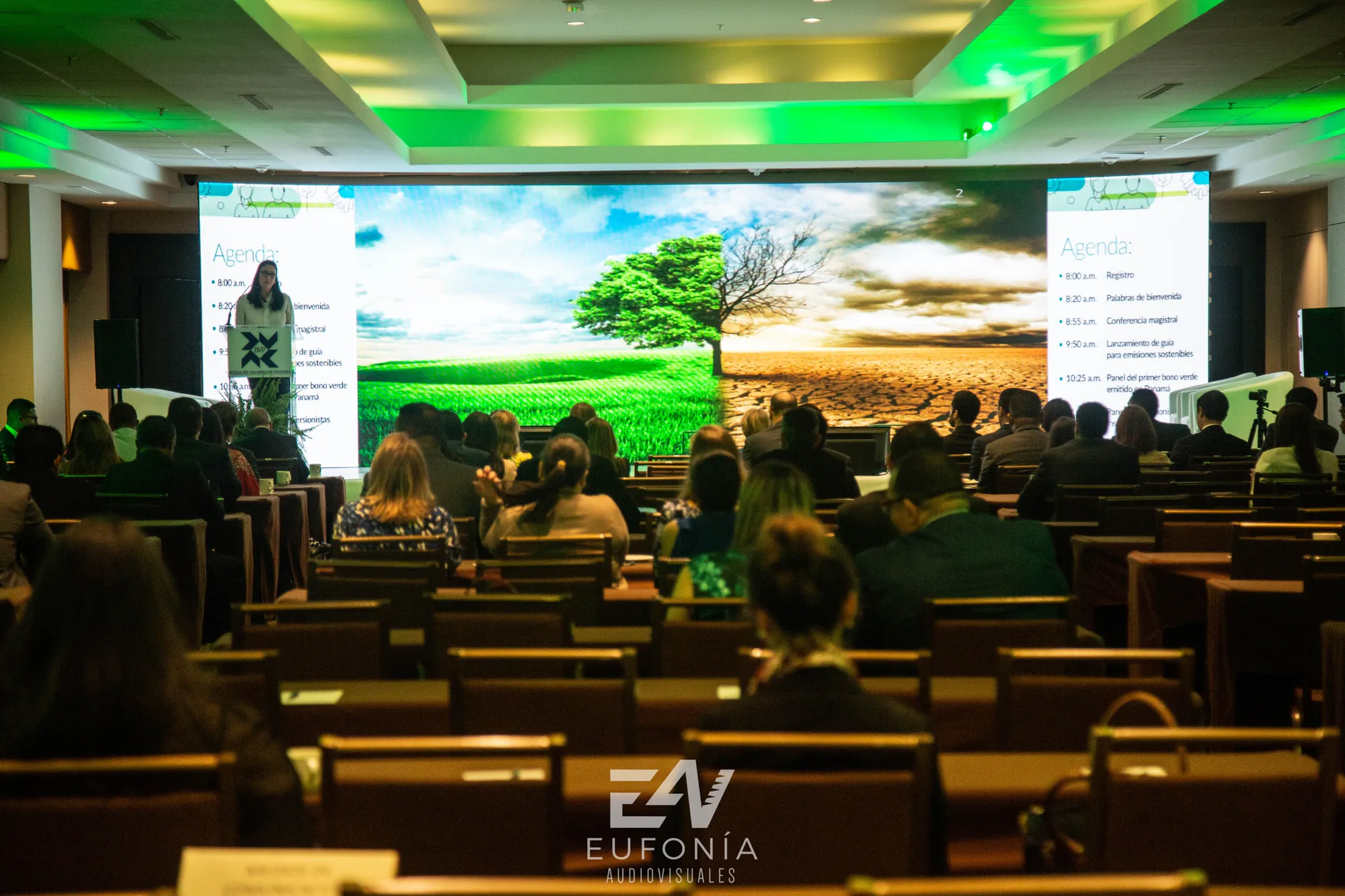 Conferencia de la Bolsa de Valores con una gran pantalla LED y audiencia