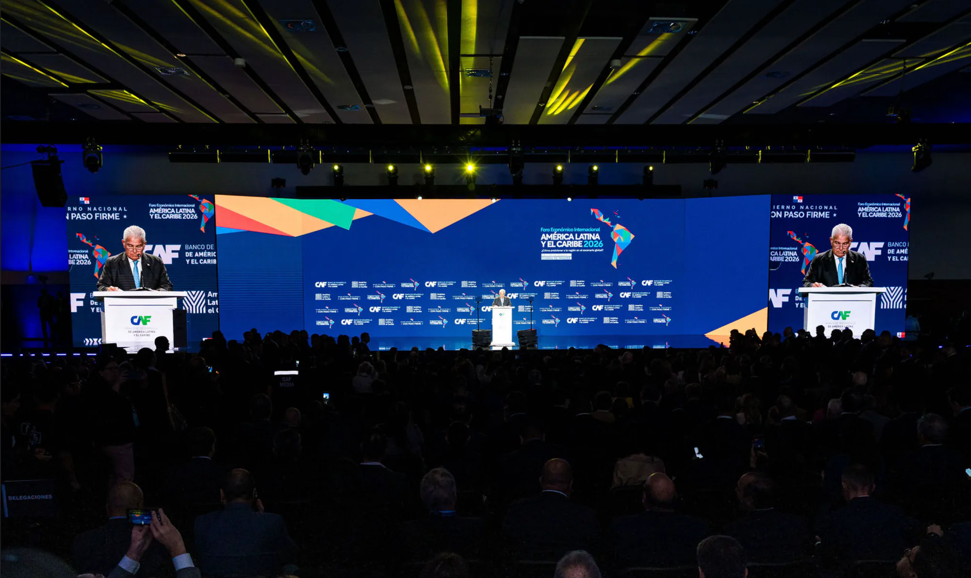 Escenario panorámico y audiencia del Foro Económico Internacional CAF 2026