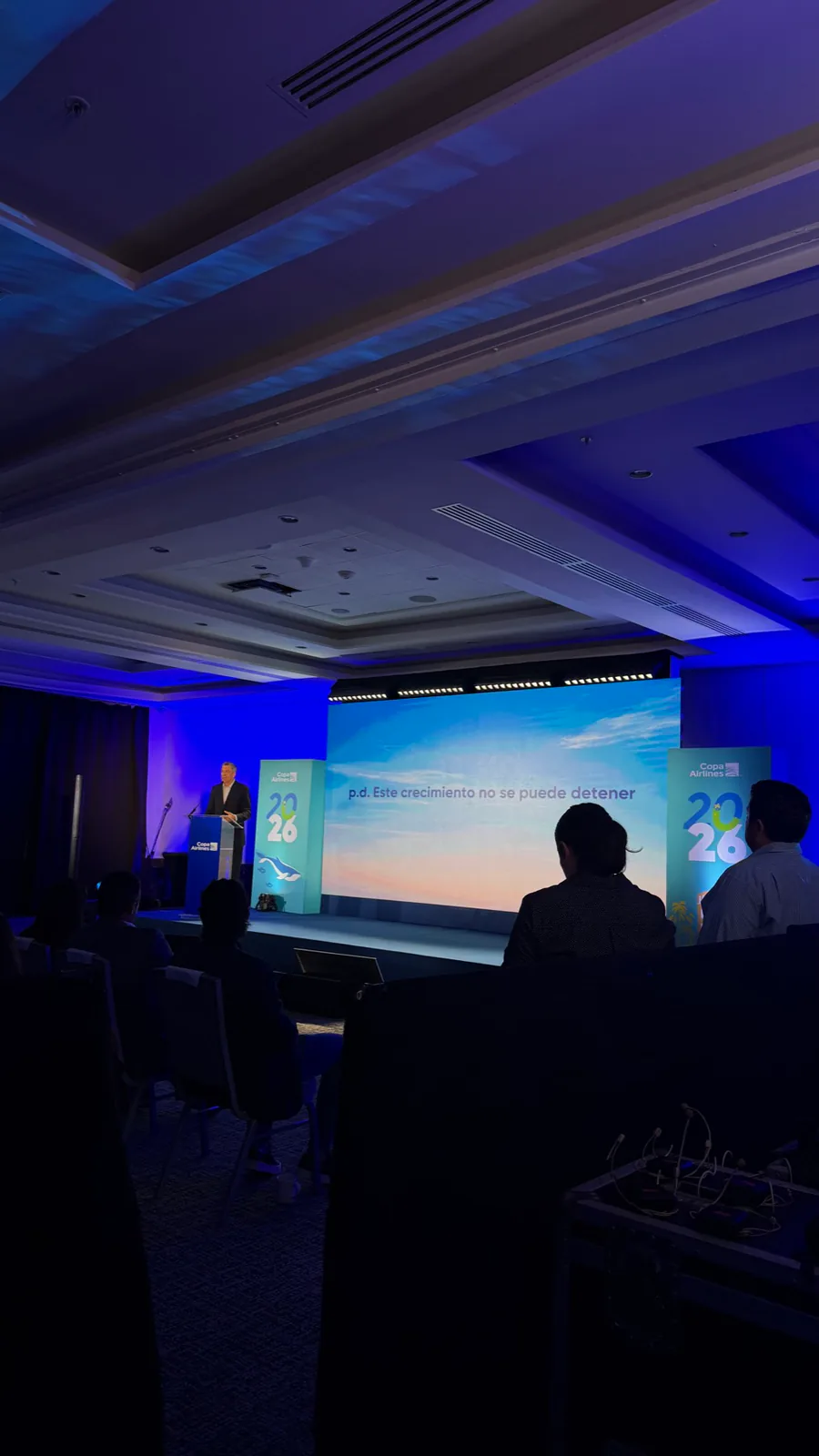 Presentación corporativa de Copa Airlines con pantalla LED e iluminación azul