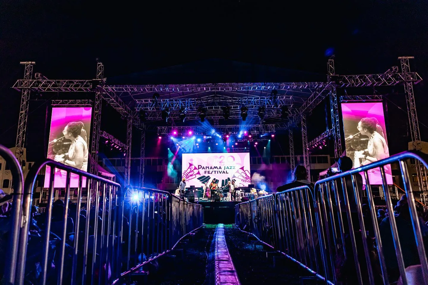 Escenario del concierto de cierre del Panama Jazz Festival con pantallas LED e iluminación escénica