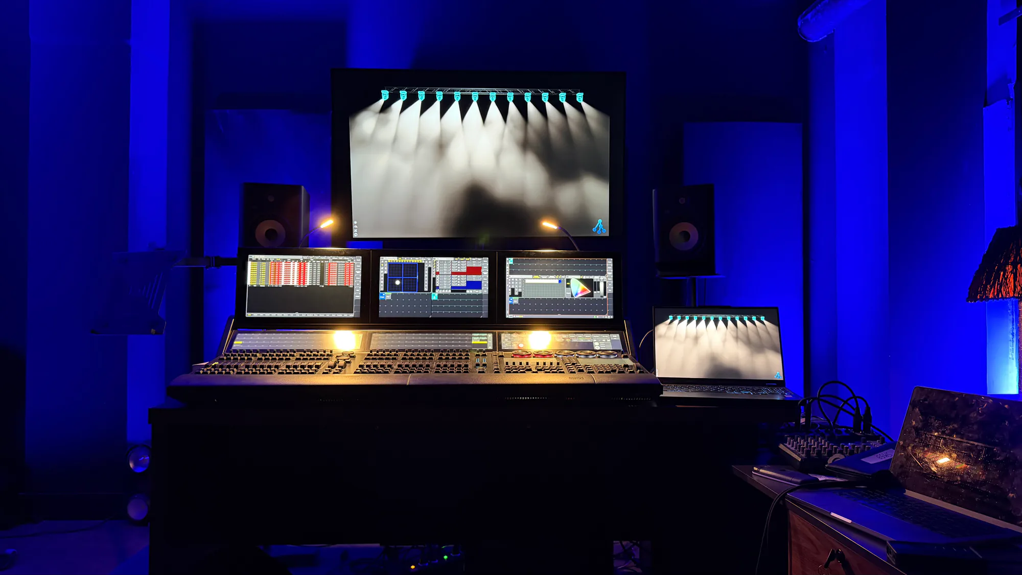 Estudio de previsualización de Eufonía con consola y múltiples monitores